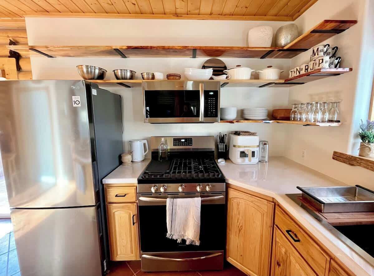 Refrigerador, microondas, horno y parrilla de estufa 