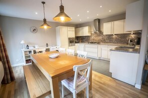 Fridge, dishwasher, coffee/tea maker