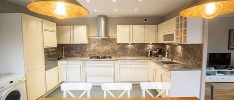 Fridge, dishwasher, coffee/tea maker