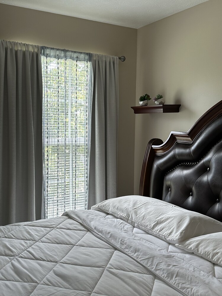 The Zoe' Niyah a large cozy home located in the heart of the Shenandoah