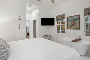 2 bedrooms, desk, iron/ironing board, WiFi