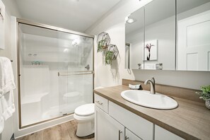 Hair dryer, towels, soap, shampoo - 1BR • Cozy + Hot Tub 108 (Blaine)
