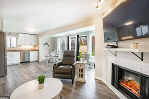 Living area - 1BR • Cozy + Hot Tub 108 (Blaine)