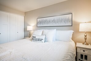 1 habitación, tabla de planchar con plancha, cuna de viaje y wifi 