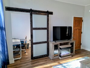 Interior - Sunny Pilsen 2 Bed 1 Bath Apt W/Private Office and Garage Parking (Chicago)