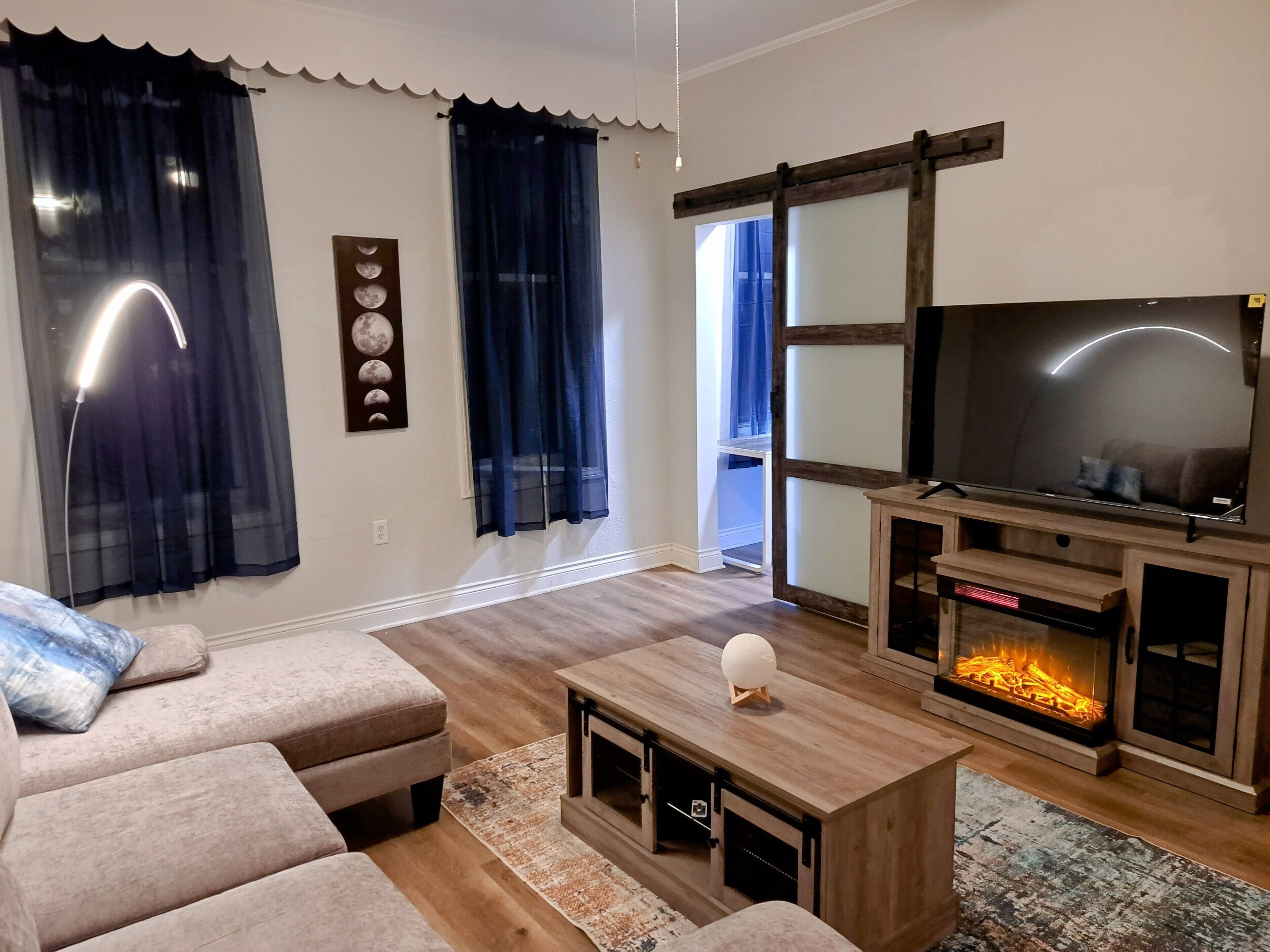 Televisión, chimenea y oficina 