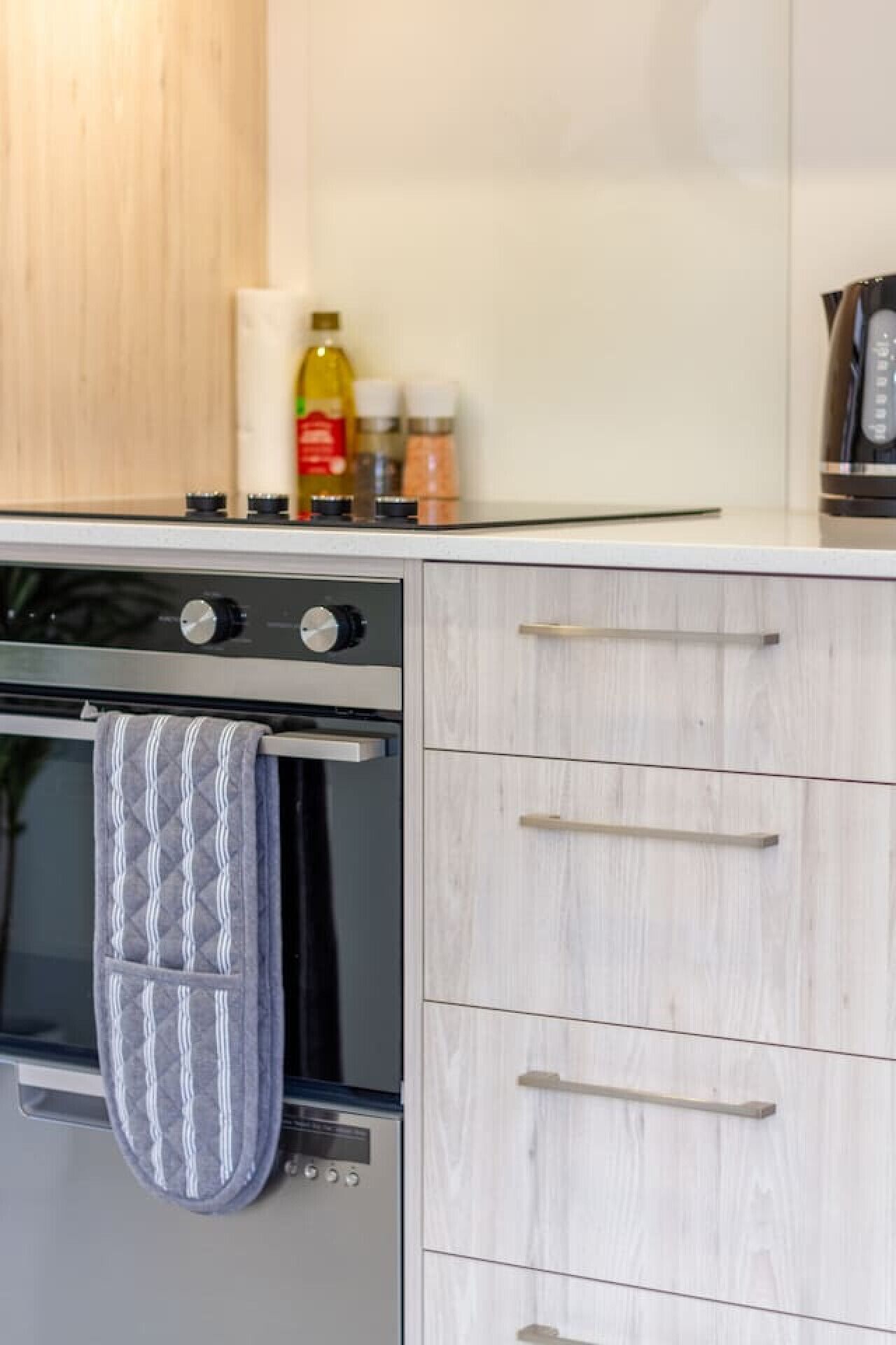 Jääkaappi, mikroaaltouuni, uuni, liesi