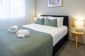 2 chambres, fer et planche à repasser, lit de bébé portatif