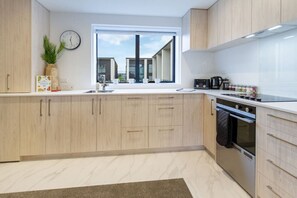 冷蔵庫、電子レンジ、オーブン、コンロ