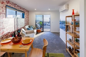 Smart TV, books - Okioki - Seaside Escape (Christchurch)