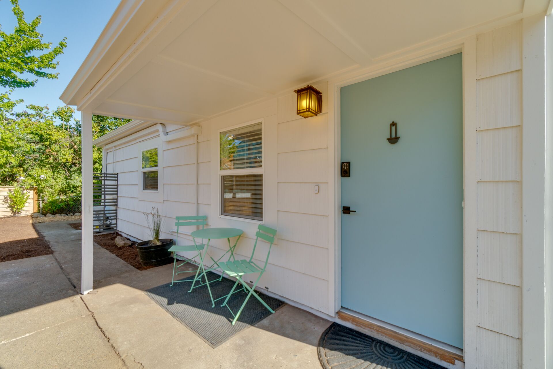 Modern 2 bed + office Home, Fenced Yard, Pet Friendly