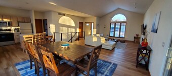 Rustic with a modern twist 3 bdr/3.5 bath chalet