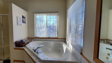 Baignoire Ă jets, sĂšche-cheveux, serviettes fournies, savon