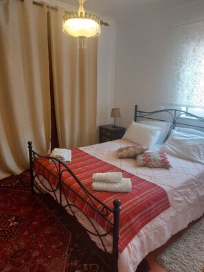 2 عدّة غرف نوم ومكتب ومكواة/لوح كي وسرير سفر