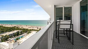 Un balcone con vista sulla spiaggia e sull'oceano.
