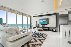 Smart TV, videojuegos, reproductor de DVD y futbolito