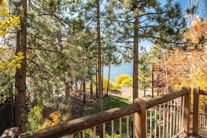 Property grounds - Water's Edge Estate by Avantstay Large Lakefront Cabin w/ Dock and Hot Tub (Big Bear Lake)