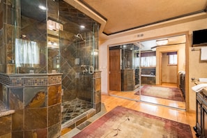 House (6 Bedrooms) | Bathroom - Water's Edge Estate by Avantstay Large Lakefront Cabin w/ Dock and Hot Tub (Big Bear Lake)