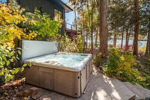 Terrace/patio - Water's Edge Estate by Avantstay Large Lakefront Cabin w/ Dock and Hot Tub (Big Bear Lake)