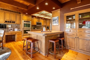 Maison (6 Bedrooms) | Cuisine privée | Réfrigérateur, four à micro-ondes, un four, surface de cuisson