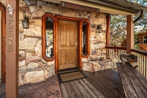 Exterior detail - Water's Edge Estate by Avantstay Large Lakefront Cabin w/ Dock and Hot Tub (Big Bear Lake)