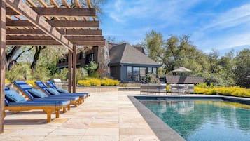 House (5 Bedrooms) | Interior