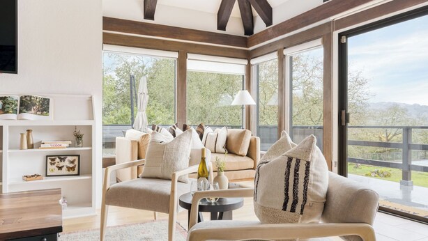 A modern living room with a sofa set, a coffee table, and a bookshelf. - Malvasia by Avantstay Luxe Wine Country Retreat (Santa Rosa)