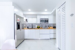 Kühlschrank, Mikrowelle, Herdplatte, Wasserkocher mit Kaffee-/Teezubehör