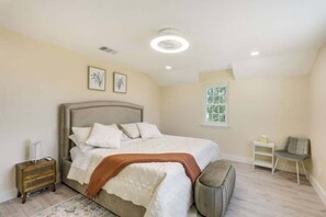 3 habitaciones, tabla de planchar con plancha y cuna de viaje