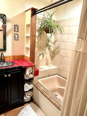 Sèche-cheveux, bidet, serviettes fournies, savon