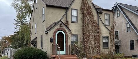 Vista frontal de la propiedad