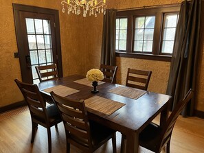 Dining room - Historic Twin Tudors Inn (Sioux Falls)