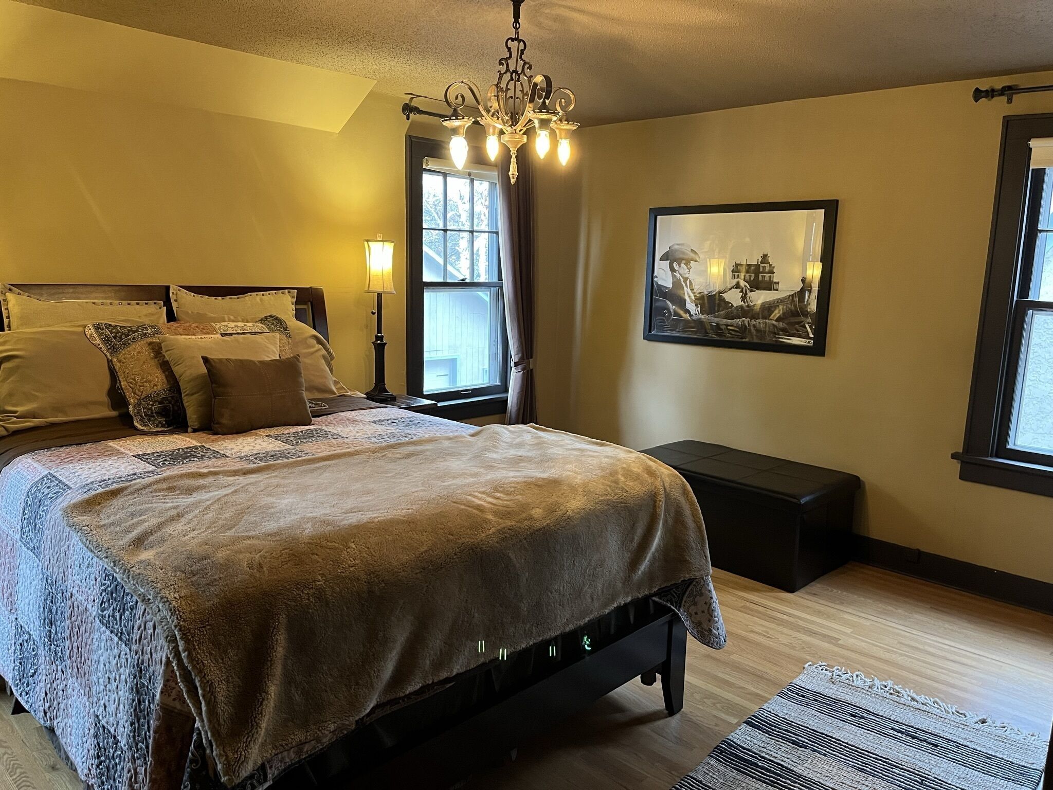 Historic Twin Tudors Inn Southeast Room KP1400SE | Individually decorated, individually furnished, desk, laptop workspace