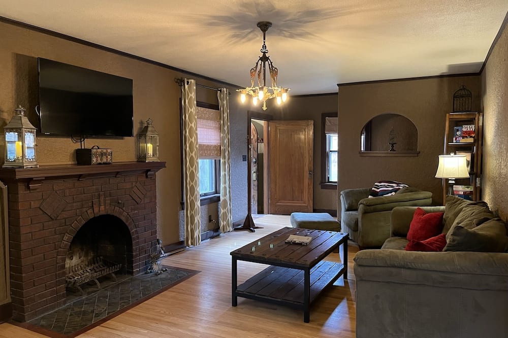 Historic Twin Tudors Inn - Tea, SD