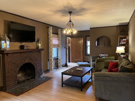 50-inch flat-screen TV with cable channels, fireplace, Netflix