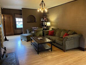 TV layar datar, perapian, Netflix, dan Hulu