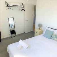City Apartment | 2 bedrooms, hypo-allergenic bedding, individually decorated, free WiFi