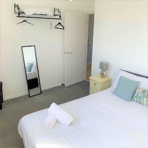 City Apartment | 2 bedrooms, hypo-allergenic bedding, individually decorated, free WiFi - Two Bedroom Balcony Apartment Liverpool (Liverpool)