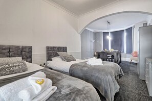 4 Schlafzimmer, Bügeleisen/Bügelbrett, Reisekinderbett, WLAN