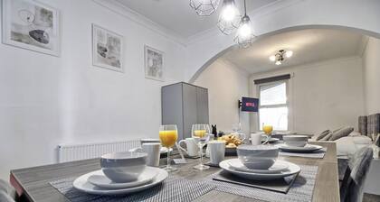 Relaxing Seaside Retreat w/Pool Table Southend