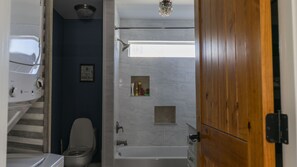 Toallas, jabón, shampoo, papel de baño 