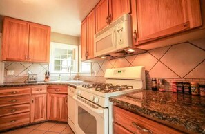 Private kitchen - Downtown Bend bungalow (Bend)
