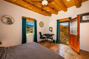 2 chambres, bureau, fer et planche à repasser, accès au Wi-Fi (inclus)