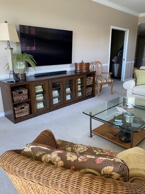 Living area - Bright corner unit with Pond View Overlooking Hole 8 at Naples Heritage (Naples)