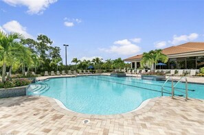 Outdoor pool, a heated pool - Bright corner unit with Pond View Overlooking Hole 8 at Naples Heritage (Naples)