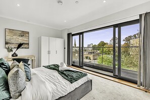 Basic Apartment, Multiple Beds | 2 bedrooms, desk, laptop workspace, iron/ironing board - Beautiful Abode In Brentford (Brentford)