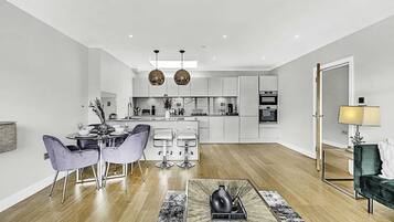 Basic Apartment, Multiple Beds | Dining