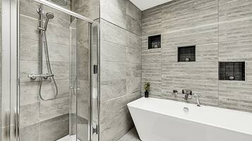 Basic Apartment, Multiple Beds | Bathroom | Towels, soap, shampoo, toilet paper
