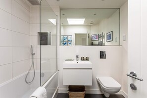 Basic Apartment, Multiple Beds | Bathroom | Bathtub, hair dryer, towels, soap - Bright and Spacious Penthouse With Terrace (London)