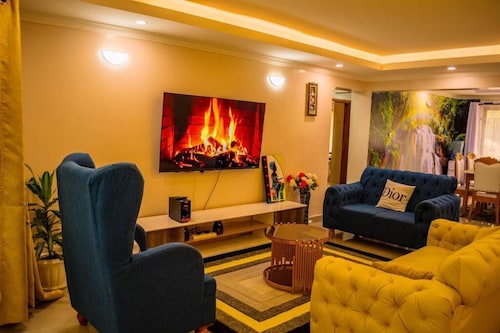 Spacious modern apartment, home away from home!